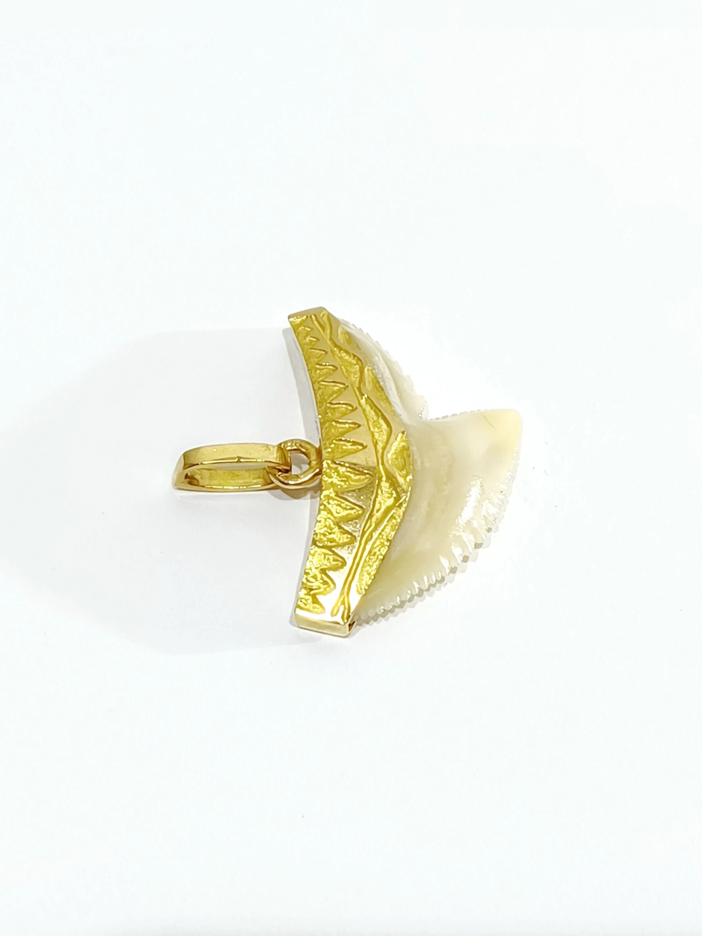 Yellow gold shark tooth pendant - Image 10