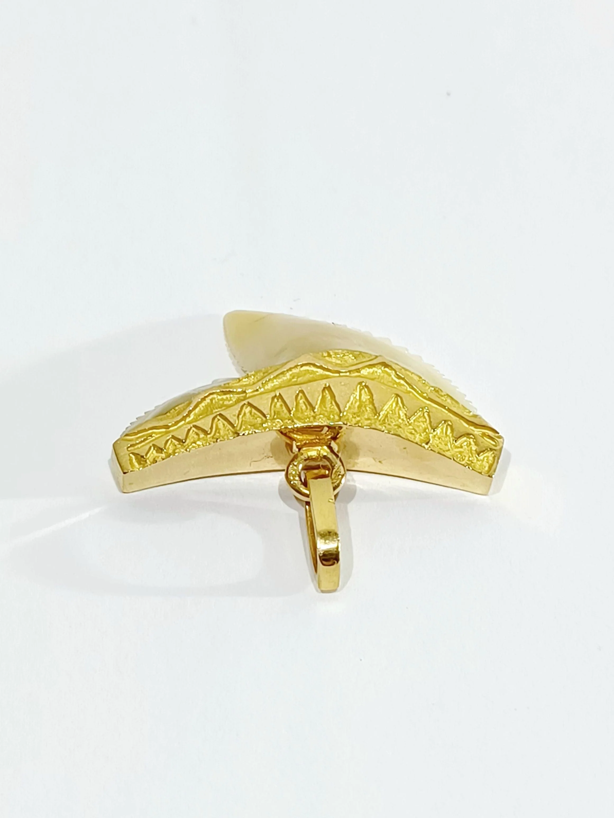 Yellow gold shark tooth pendant - Image 11