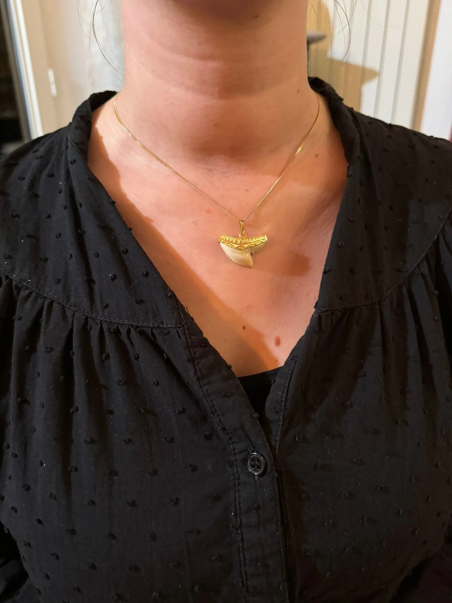 Yellow gold shark tooth pendant - Image 12