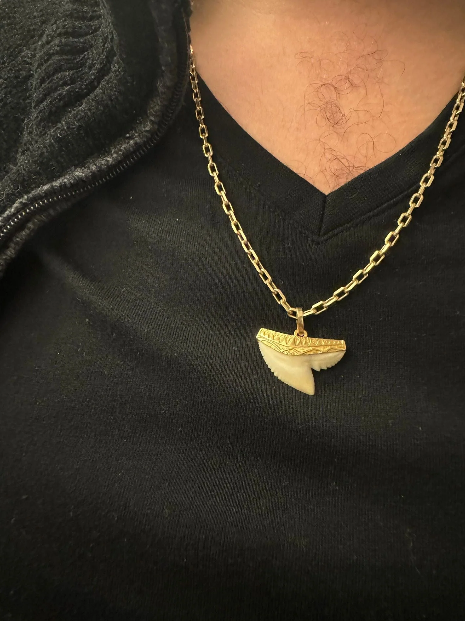 Yellow gold shark tooth pendant - Image 2