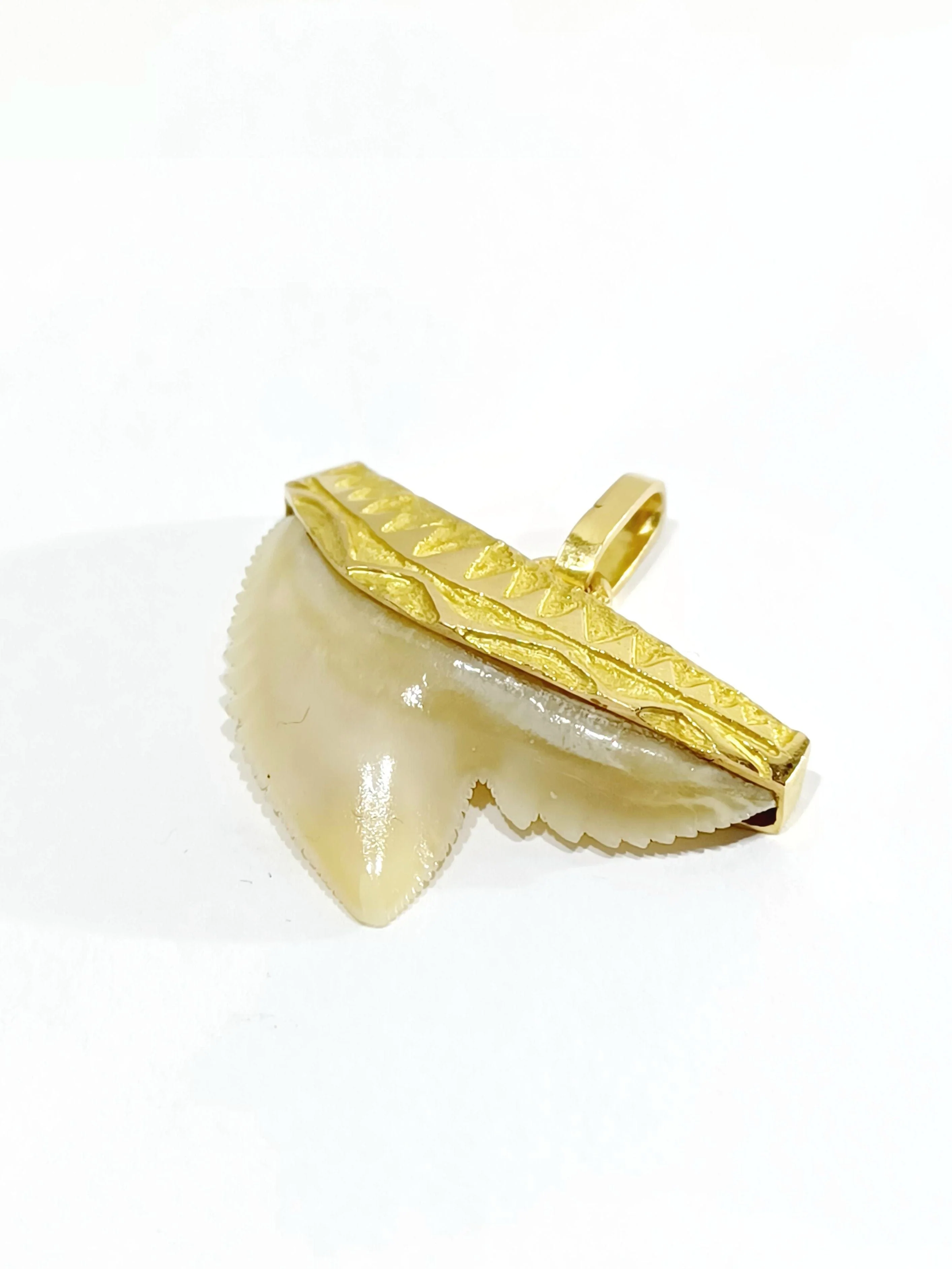 Yellow gold shark tooth pendant - Image 4
