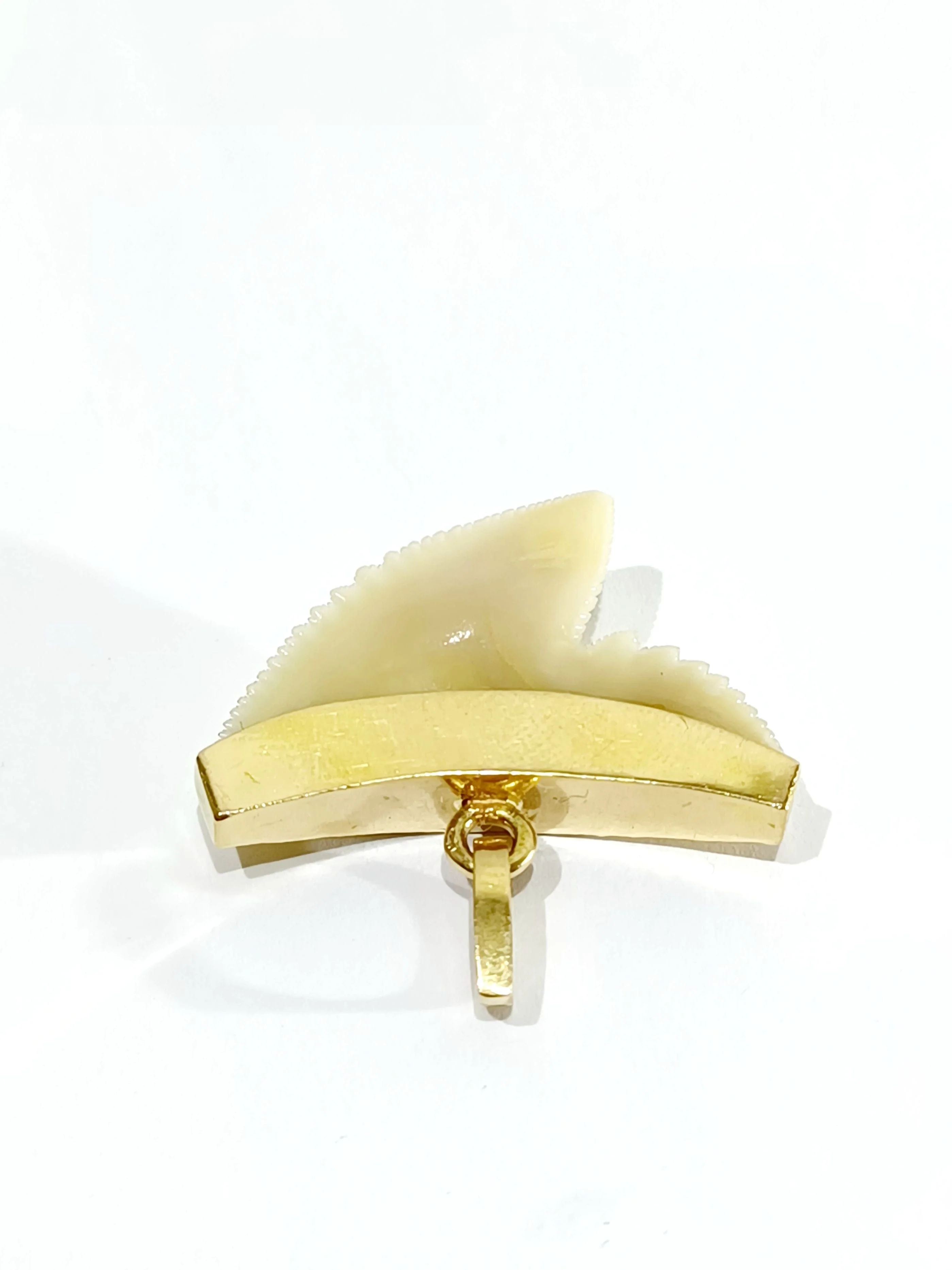 Yellow gold shark tooth pendant - Image 7