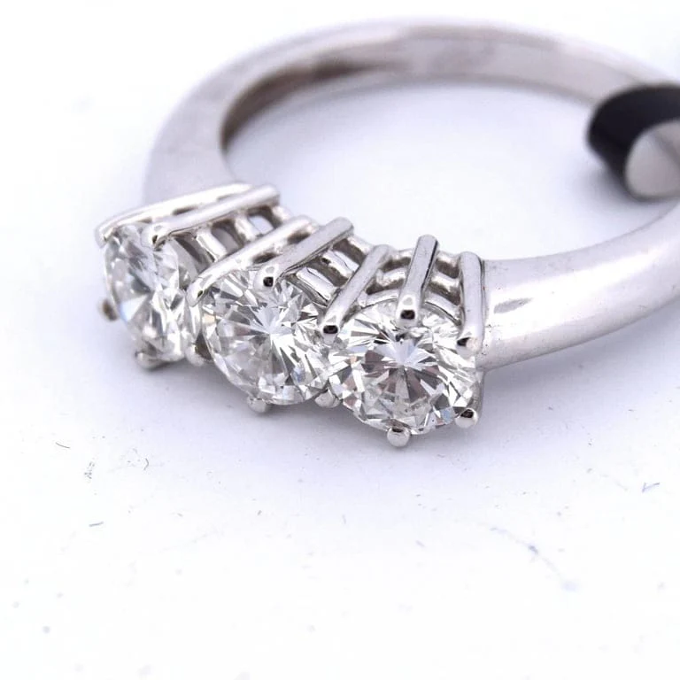 TRILOGY white gold ring - Image 6