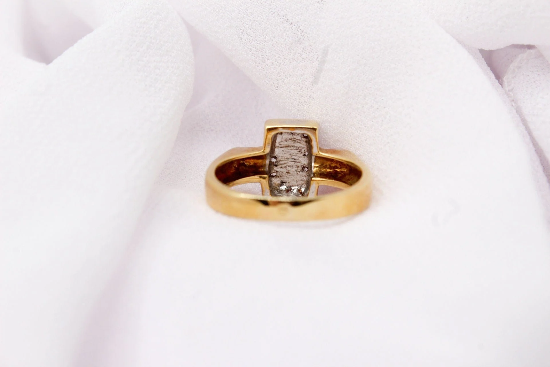 Rectangular ring paved with 11 diamonds in yellow gold and white gold  - Image 4