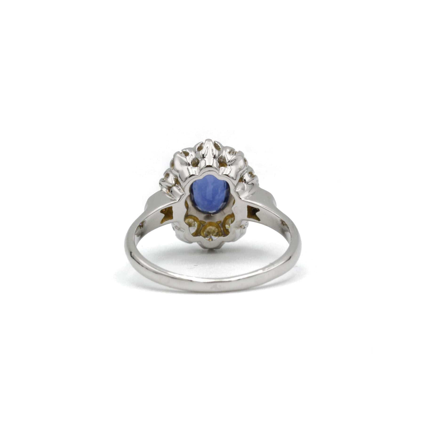 White gold sapphire and diamond ring - Image 3
