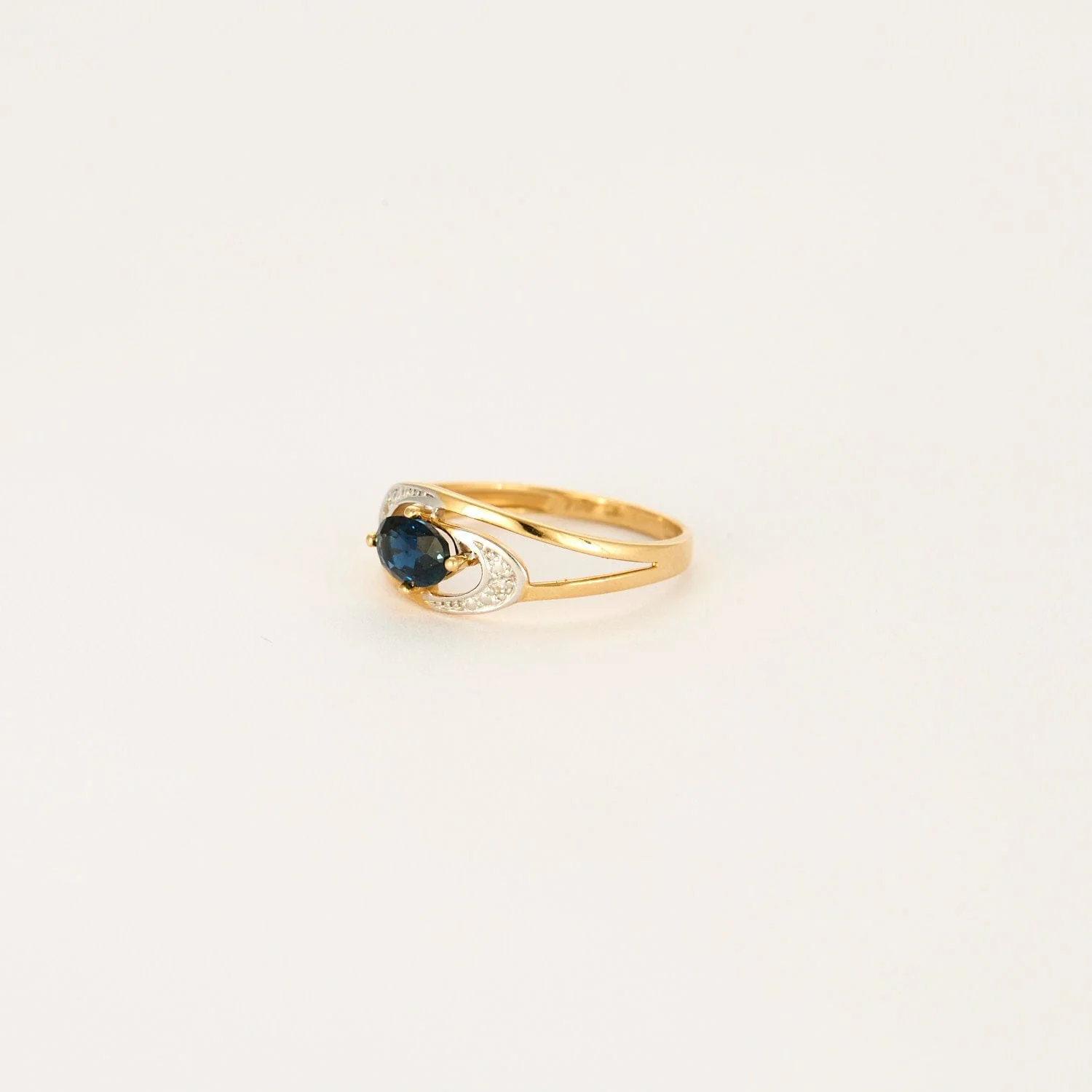 Yellow gold and white sapphire ring - Image 2