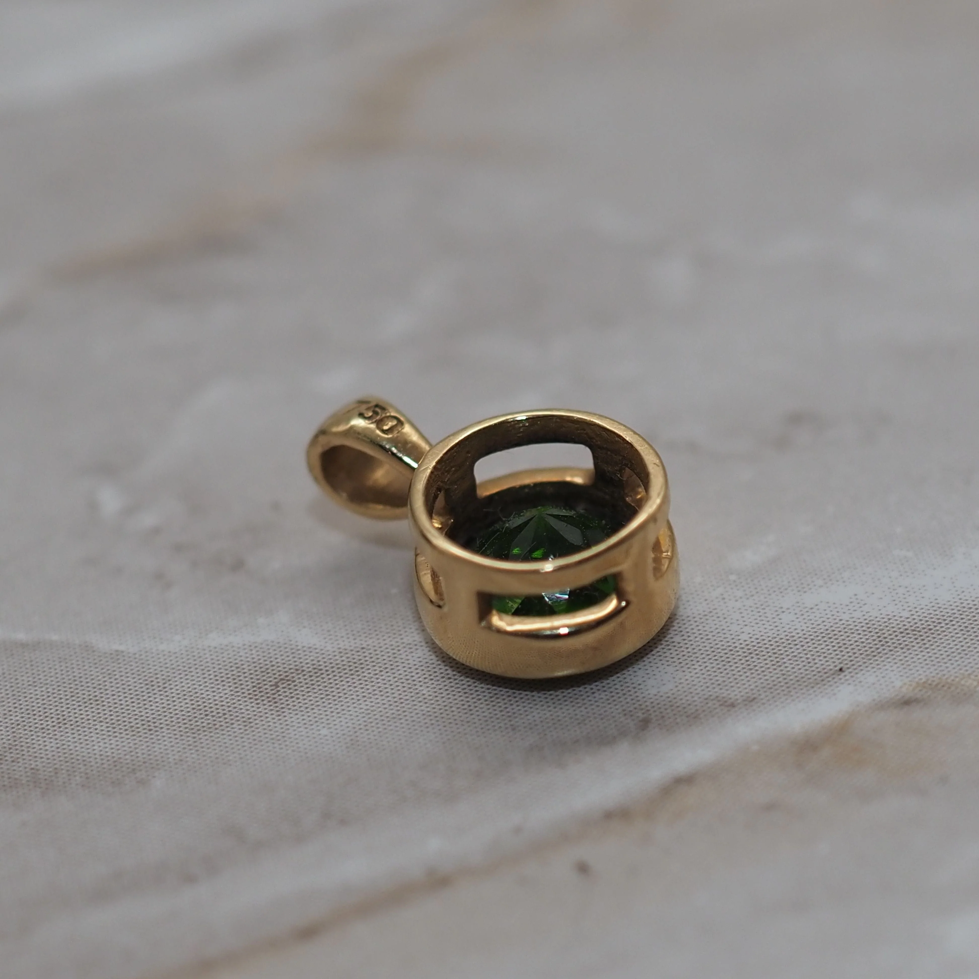 Tavorite yellow gold pendant - Image 2