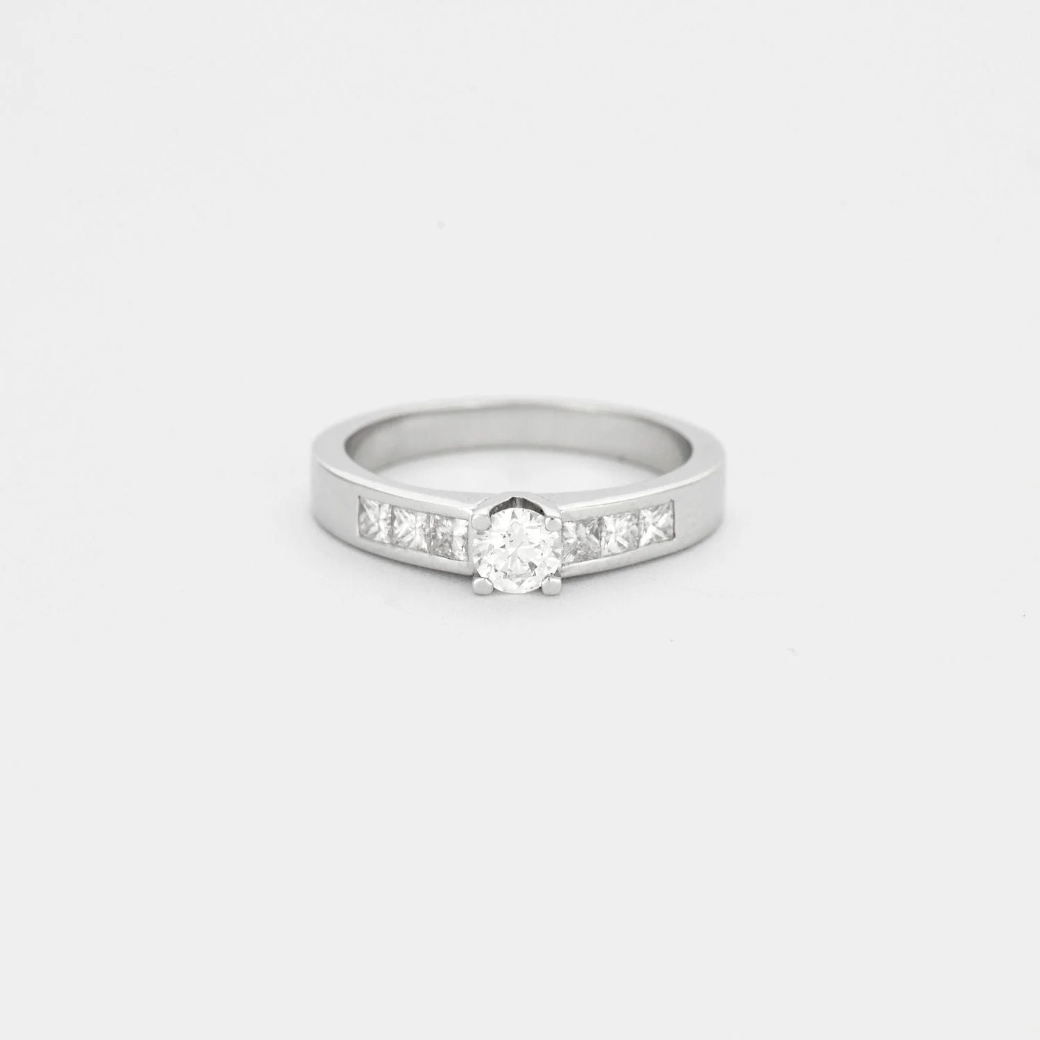 White gold diamond solitaire