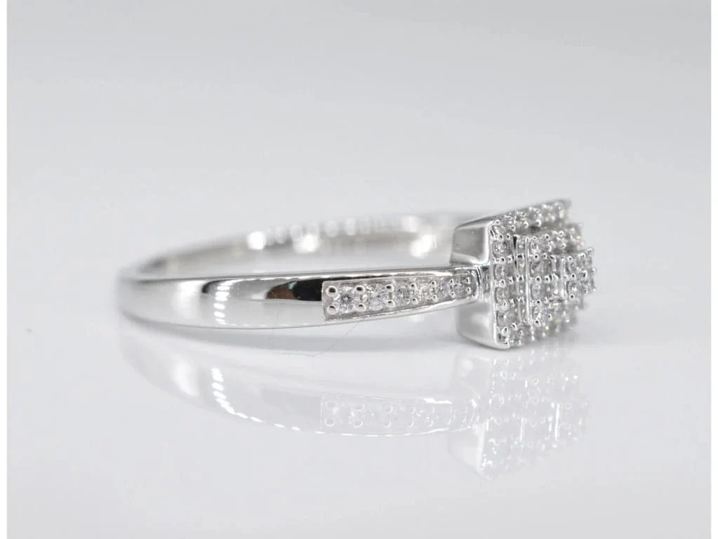 White gold entourage ring with diamonds - Image 4