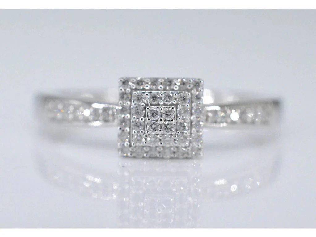 White gold entourage ring with diamonds - Image 5