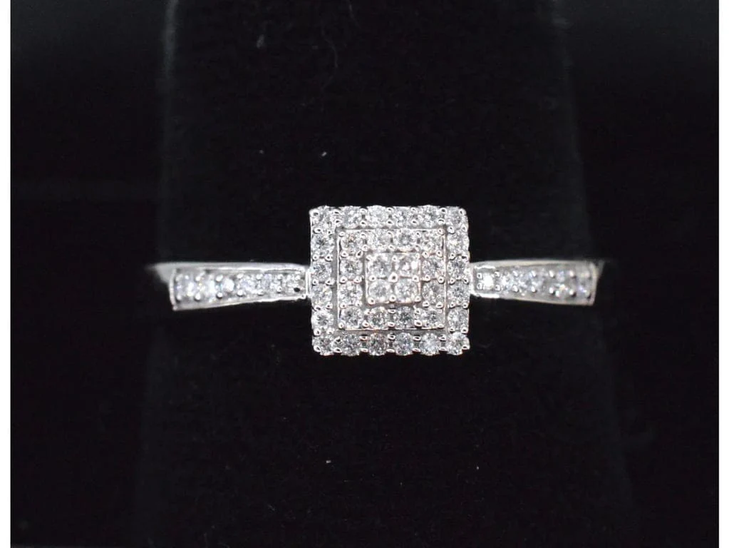 White gold entourage ring with diamonds - Image 7