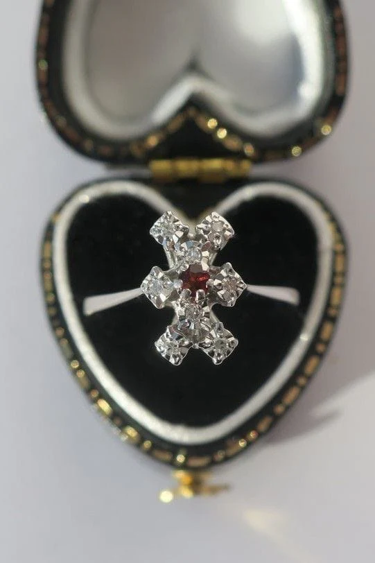White gold garnet pompadour ring - Image 10