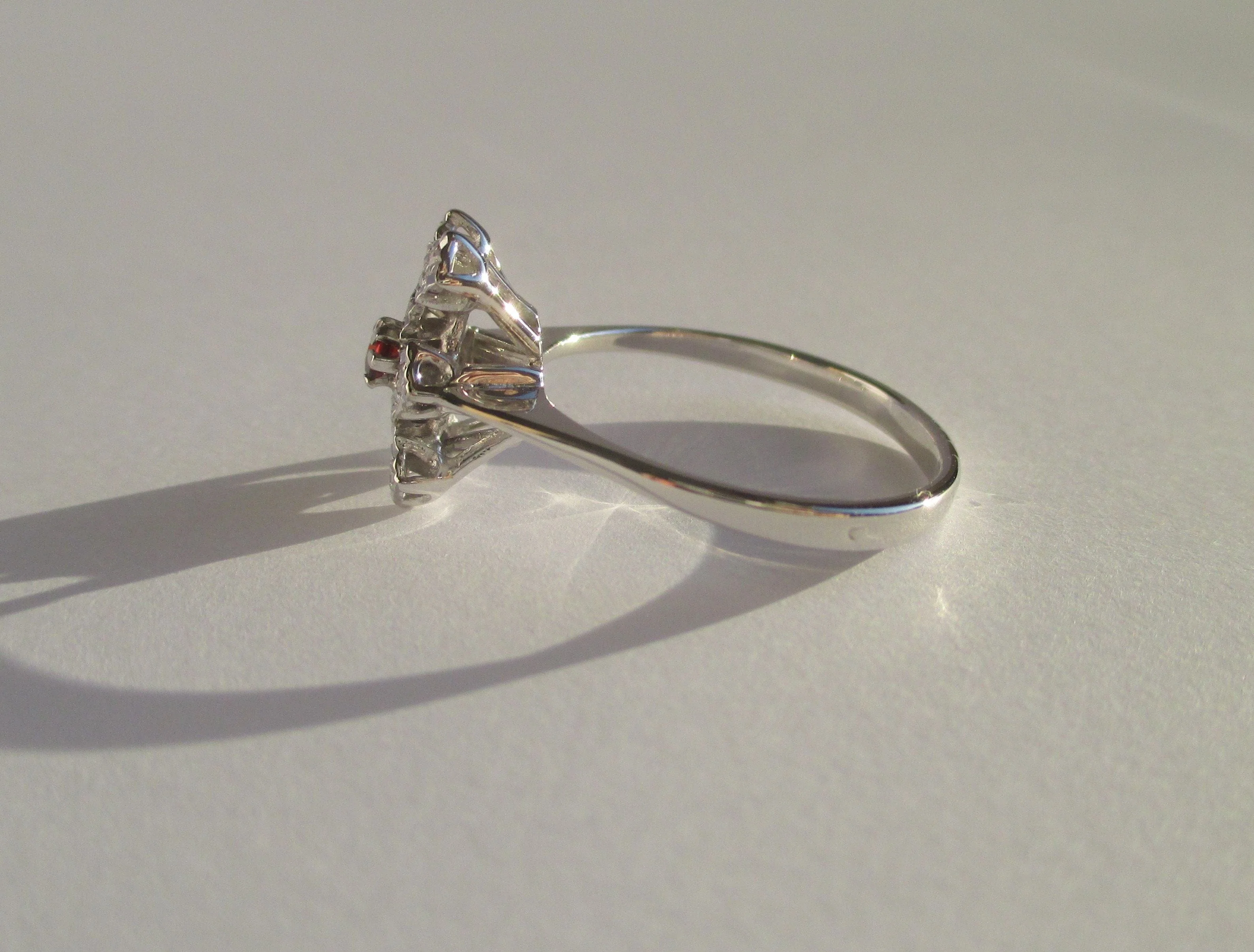 White gold garnet pompadour ring - Image 3