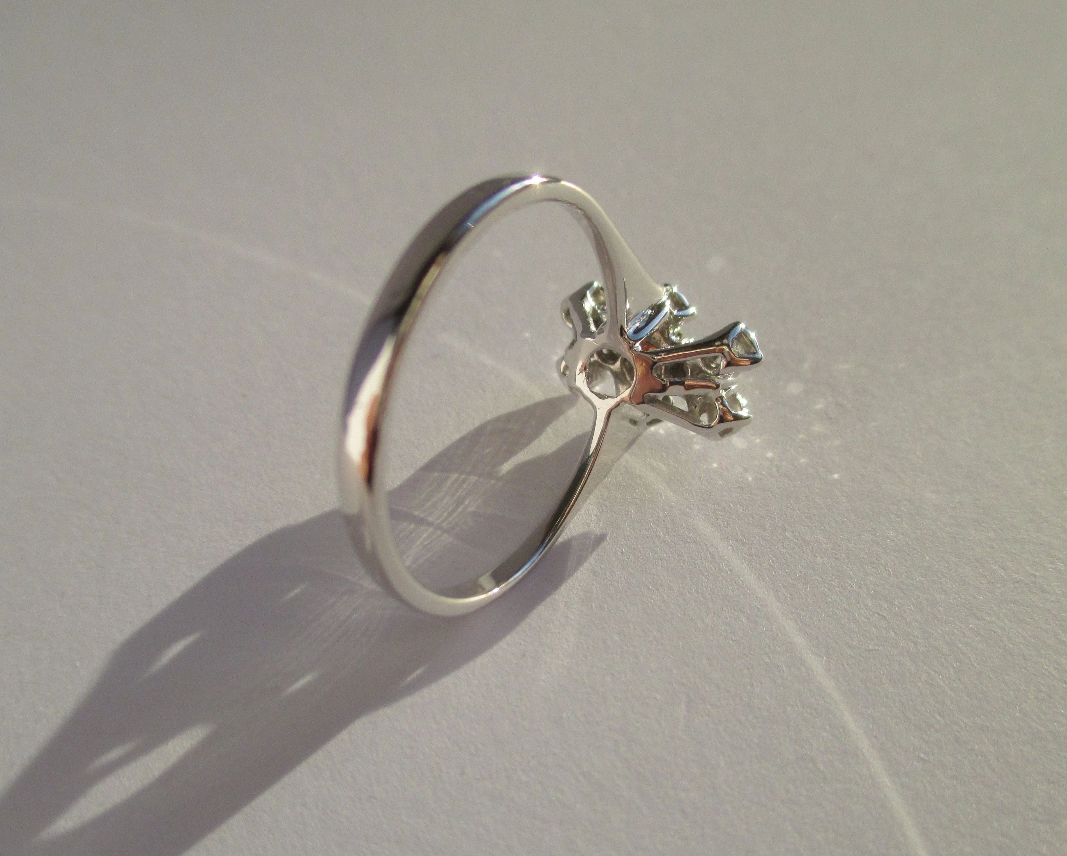 White gold garnet pompadour ring - Image 6