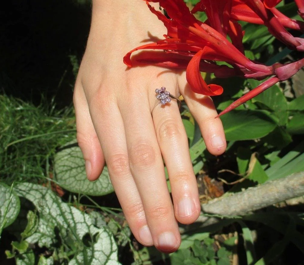 White gold garnet pompadour ring - Image 8