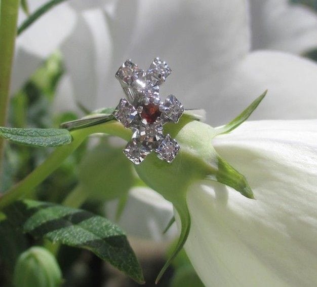 White gold garnet pompadour ring - Image 9
