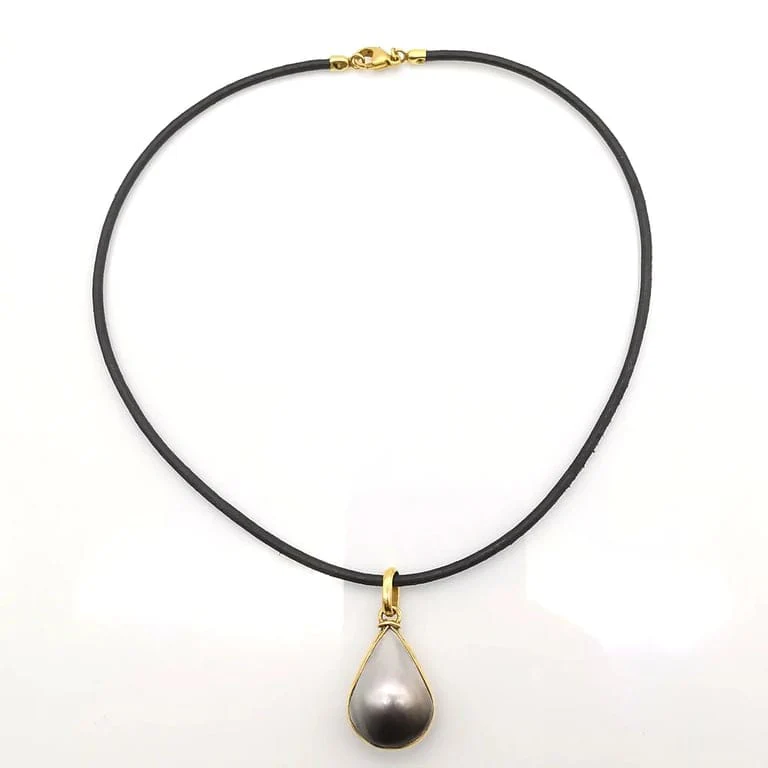 Yellow gold and pearl leather necklace