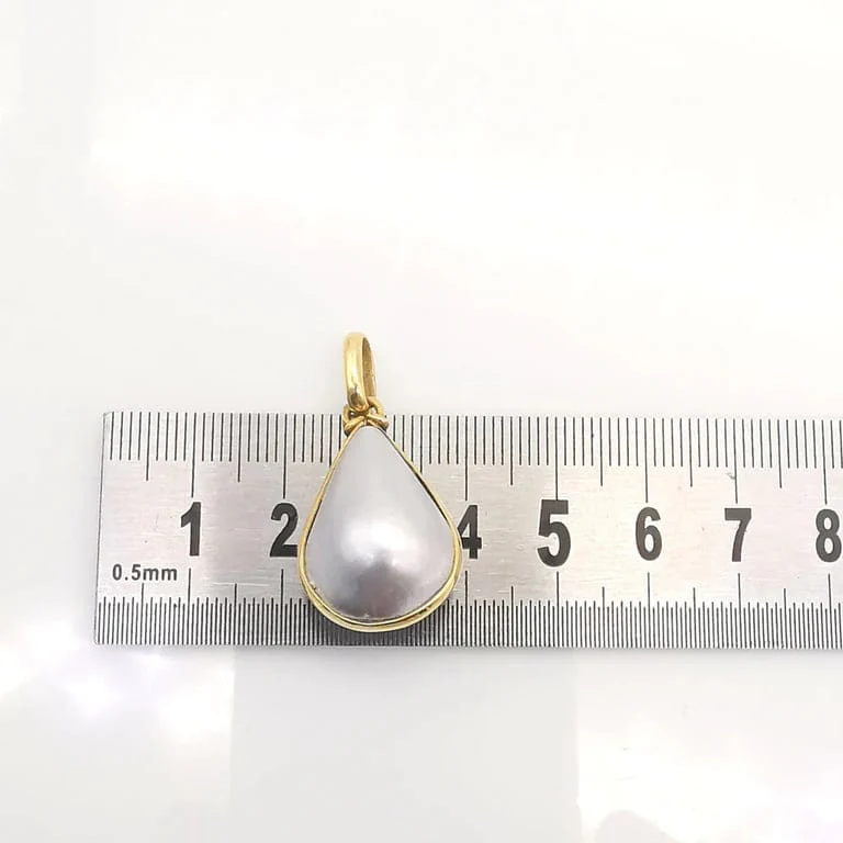 Yellow gold and pearl leather necklace - Image 10