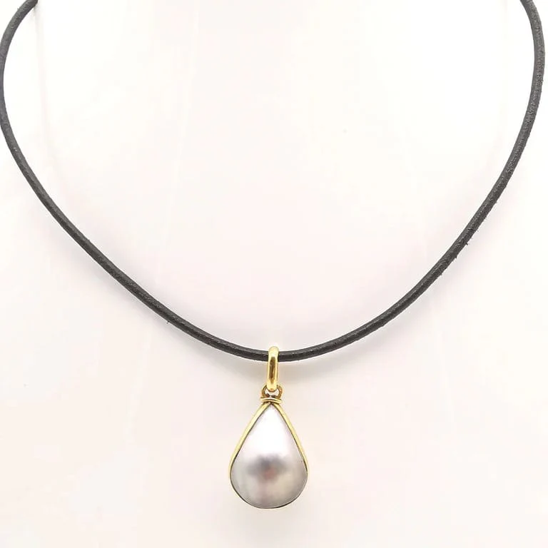 Yellow gold and pearl leather necklace - Image 4