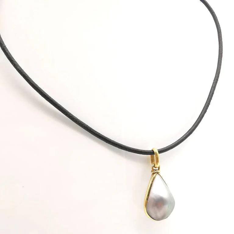 Yellow gold and pearl leather necklace - Image 5