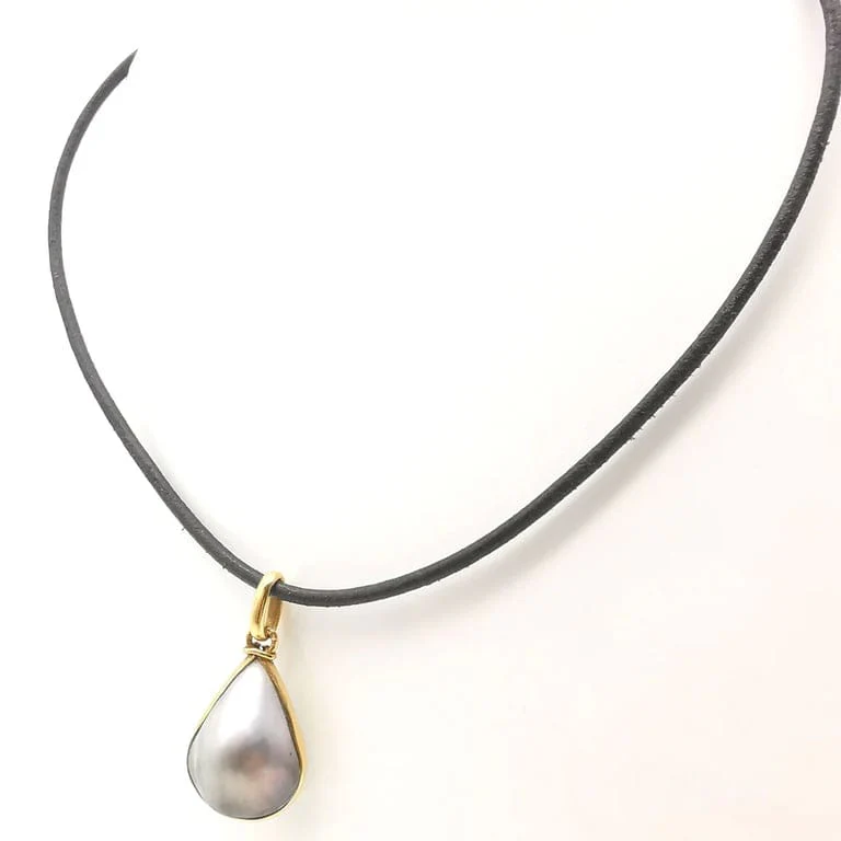 Yellow gold and pearl leather necklace - Image 6