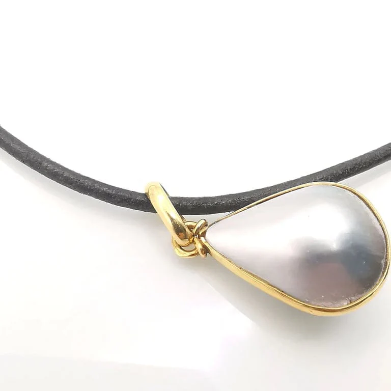 Yellow gold and pearl leather necklace - Image 7