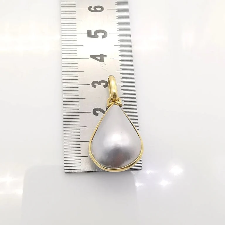 Yellow gold and pearl leather necklace - Image 9