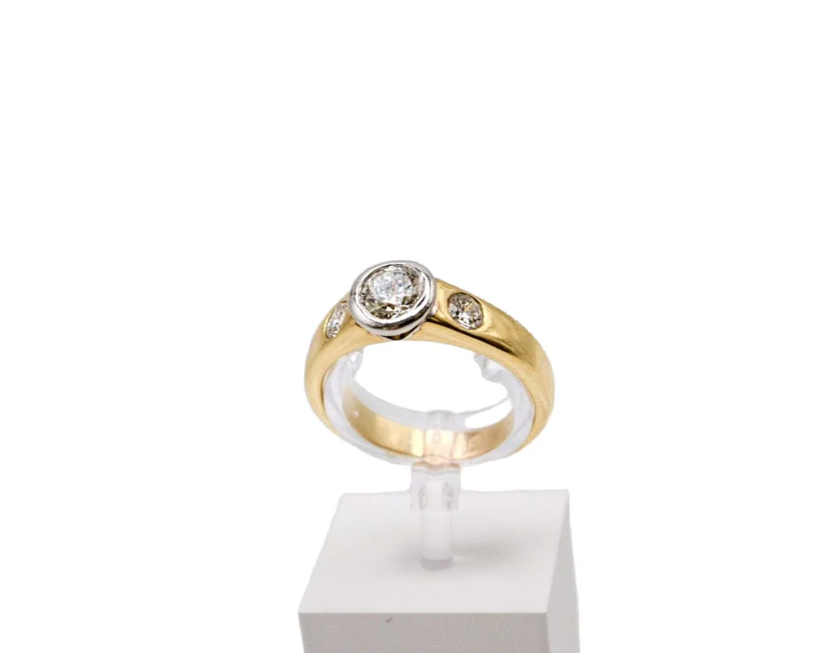 Yellow gold ring, white gold and diamonds 