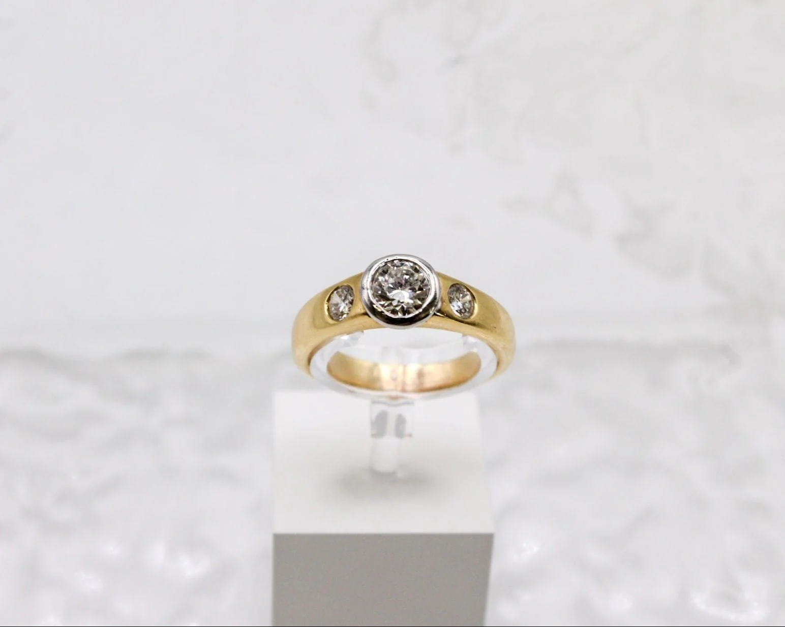 Yellow gold ring, white gold and diamonds  - Image 4