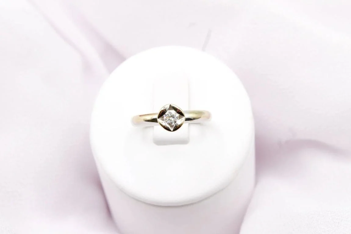 Ring Solitaire flower in white gold and 0.10 ct diamond  - Image 2