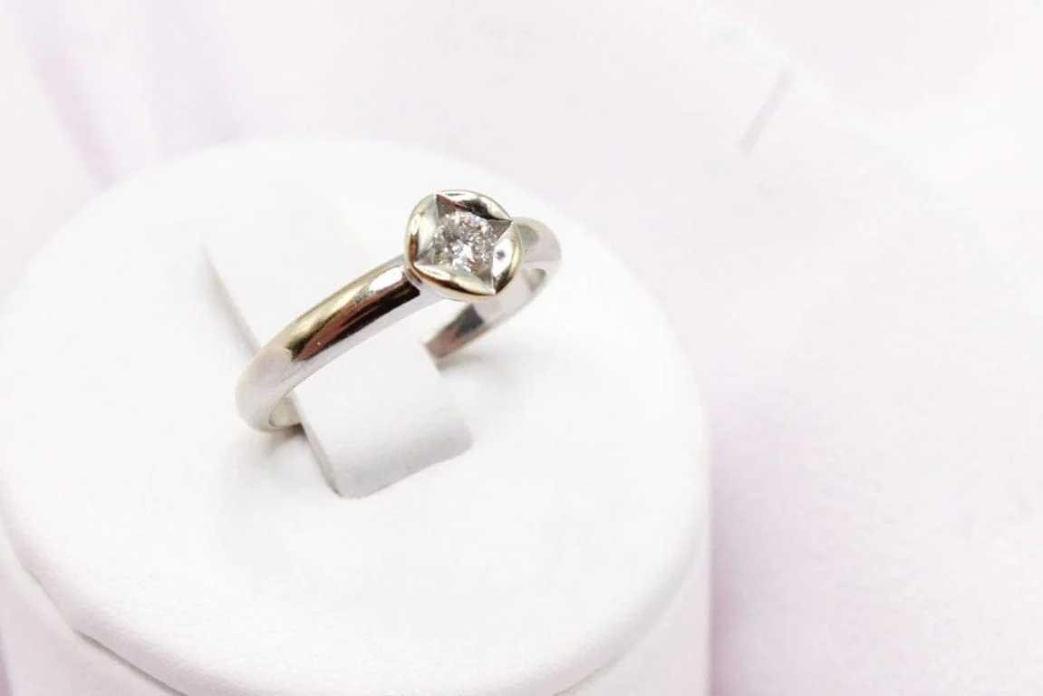 Ring Solitaire flower in white gold and 0.10 ct diamond  - Image 3