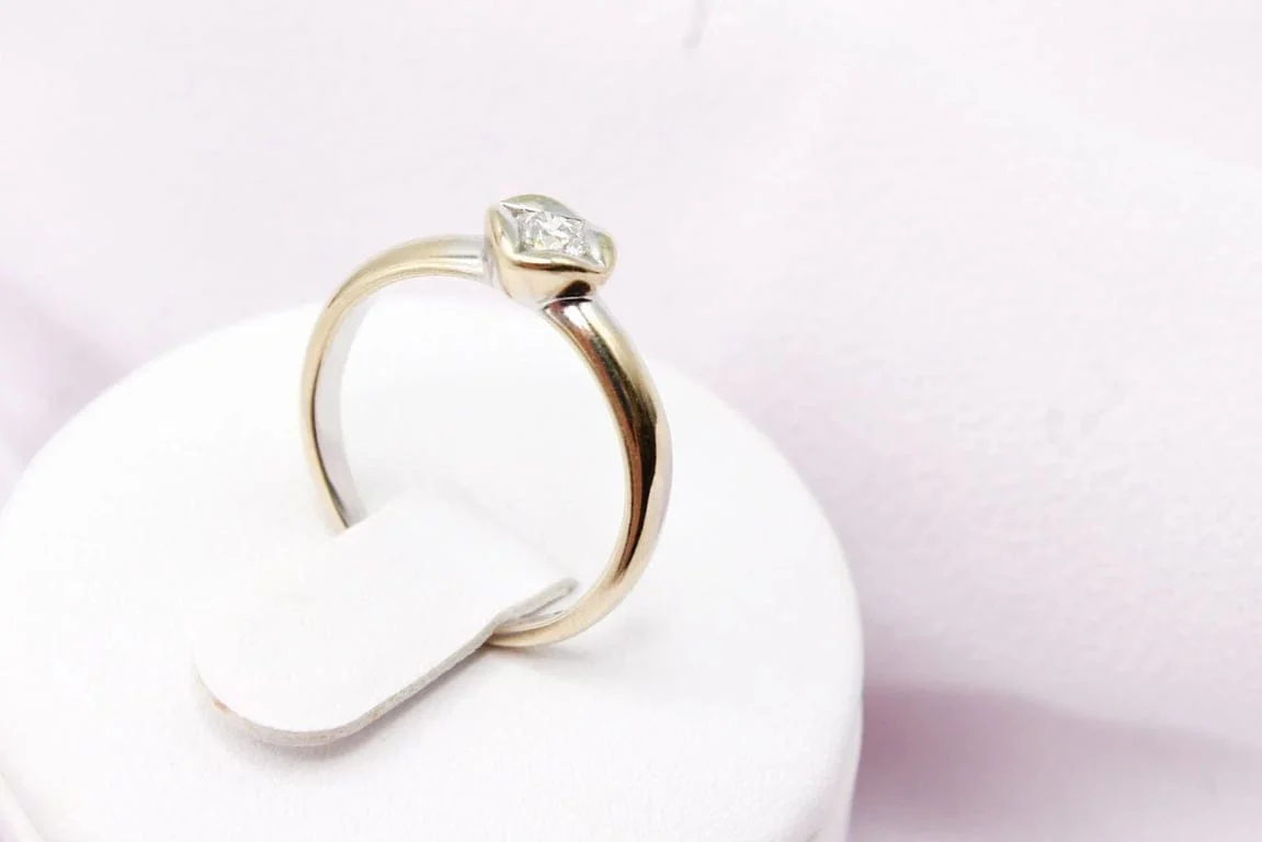 Ring Solitaire flower in white gold and 0.10 ct diamond  - Image 4