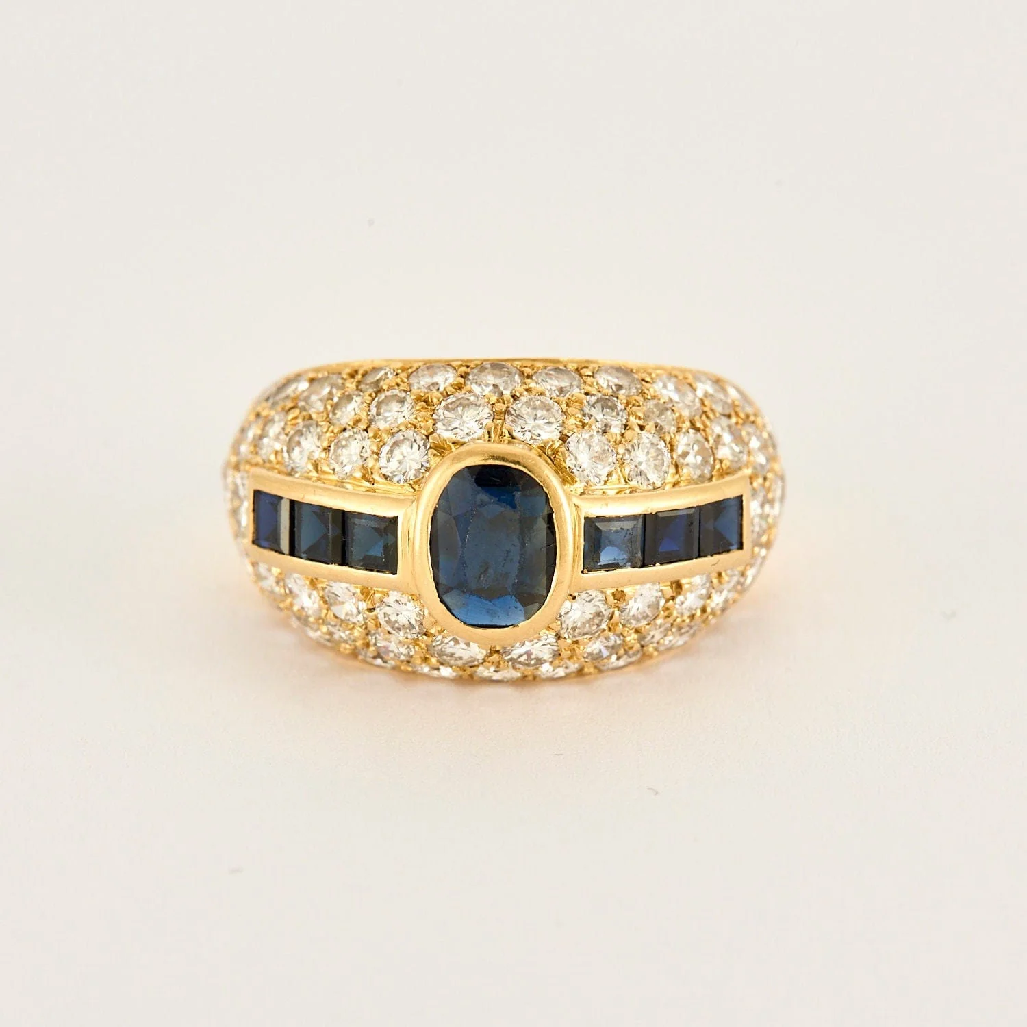 Yellow gold ring with sapphire diamond paving