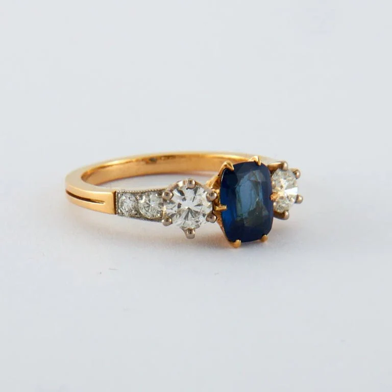 Sapphire Ring with Diamonds - Image 4