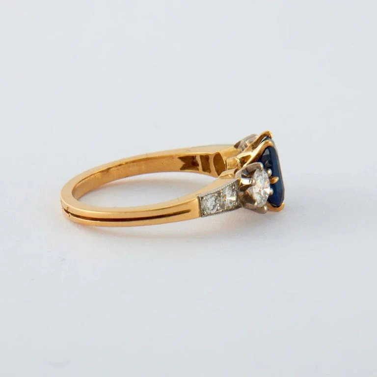 Sapphire Ring with Diamonds - Image 5