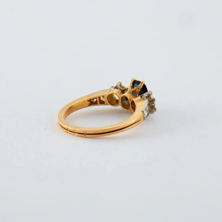 Sapphire Ring with Diamonds - Image 7