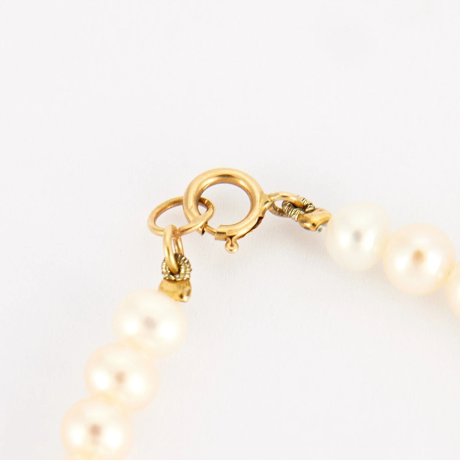 White pearl and yellow gold bracelet - Image 4