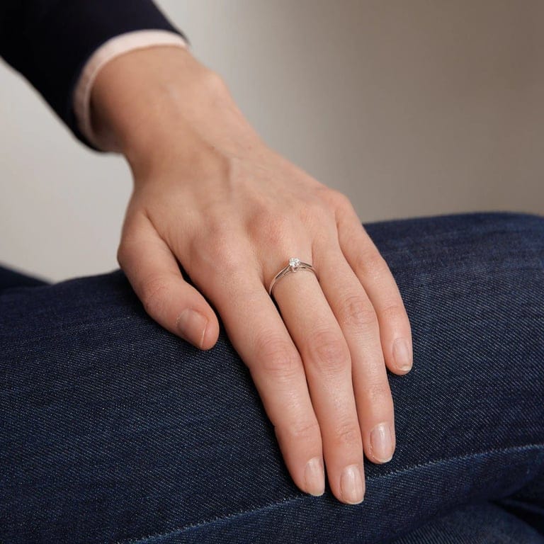 Solitaire ring in white gold, diamond - Image 2