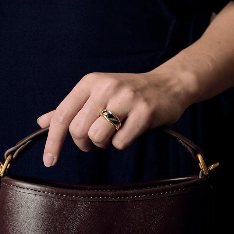 Prestige ring in two golds, sapphires and diamonds  - Image 2