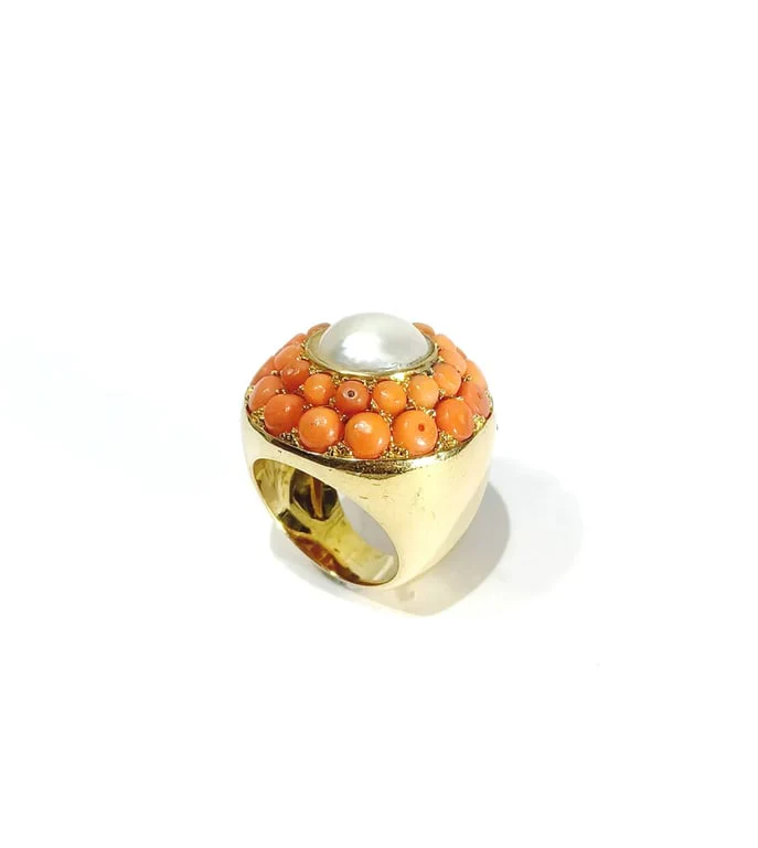 Coral pearl ring with central pearl in 18-carat yellow gold