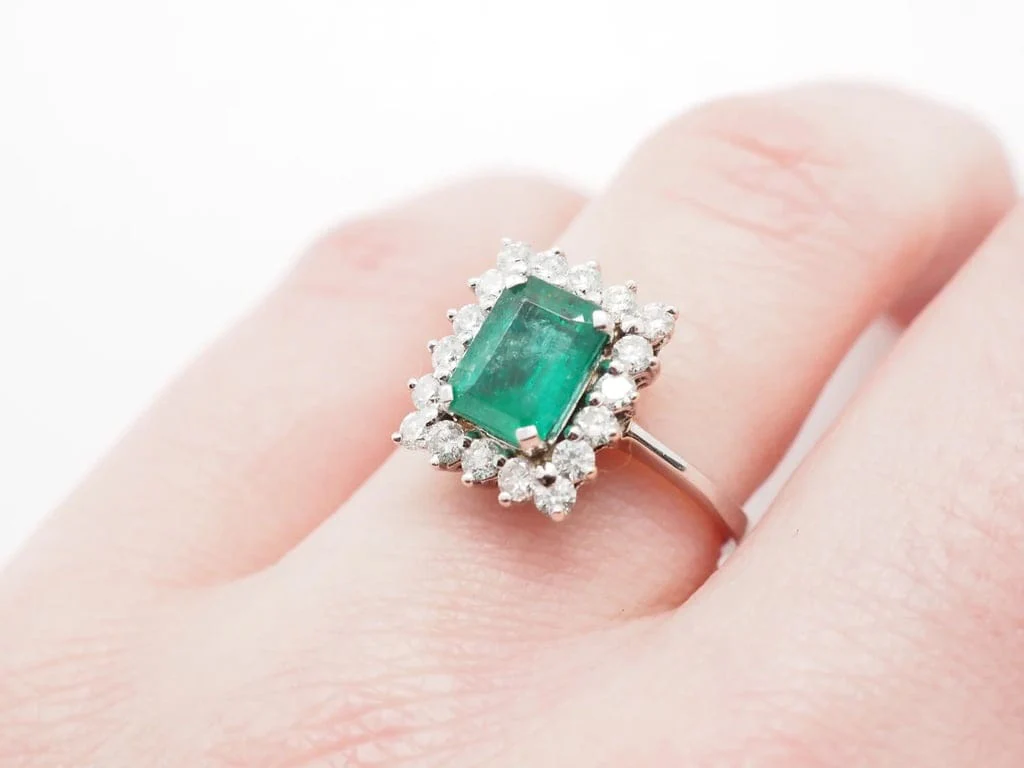 Modern emerald ring in white gold - Image 2
