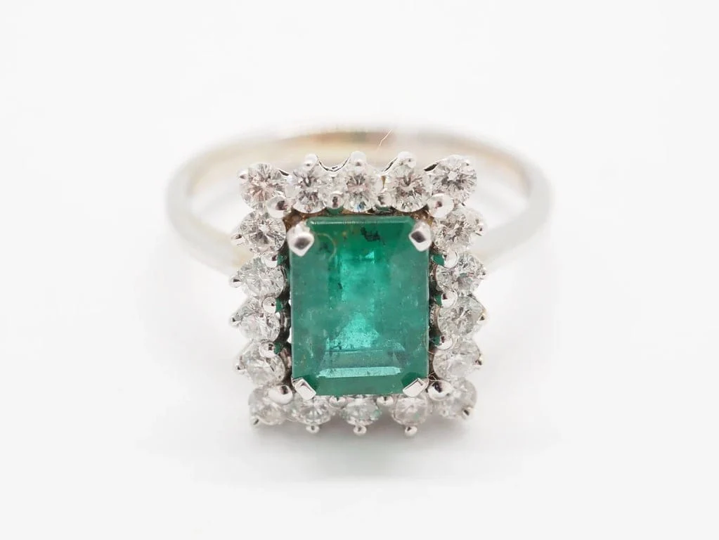 Modern emerald ring in white gold - Image 3