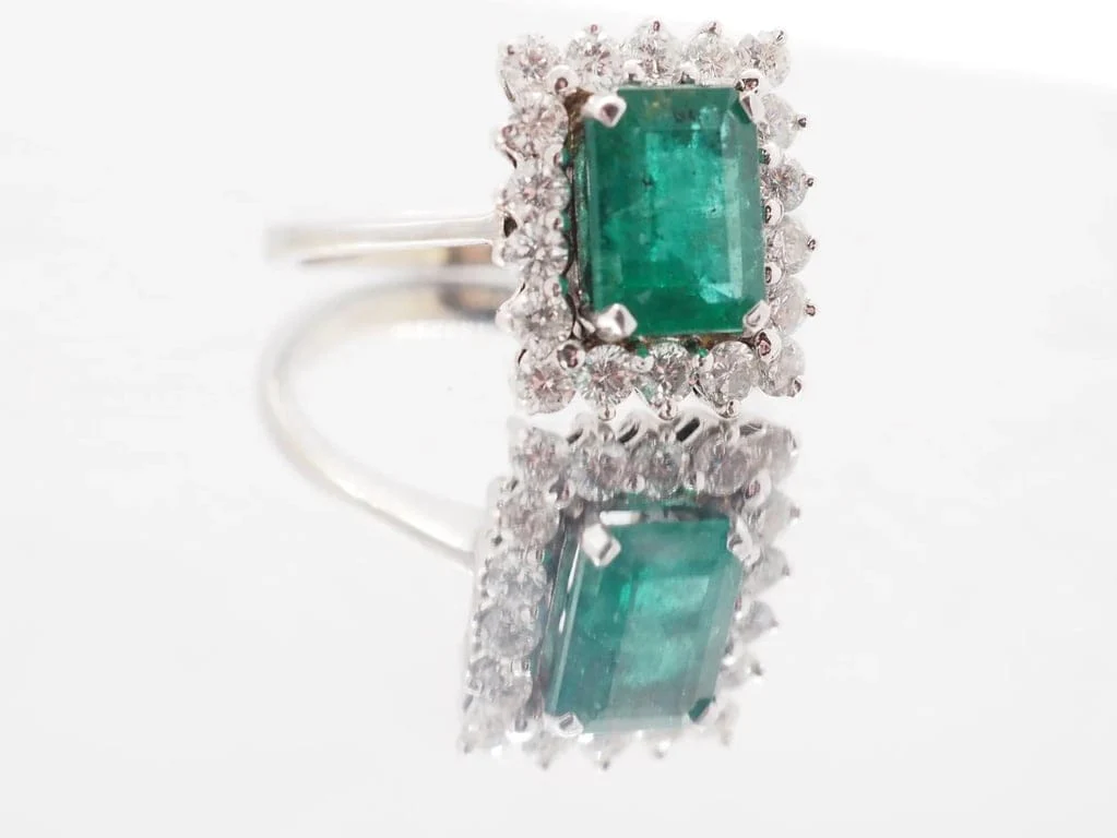 Modern emerald ring in white gold - Image 4
