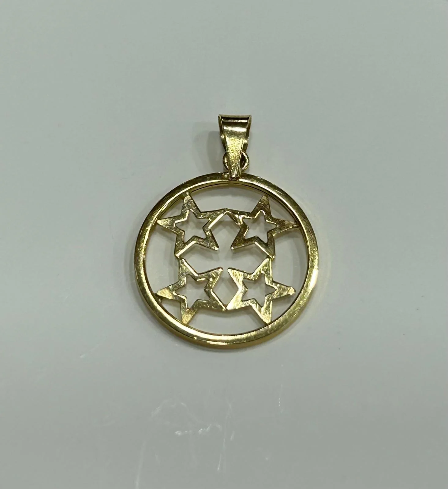 Yellow gold pendant