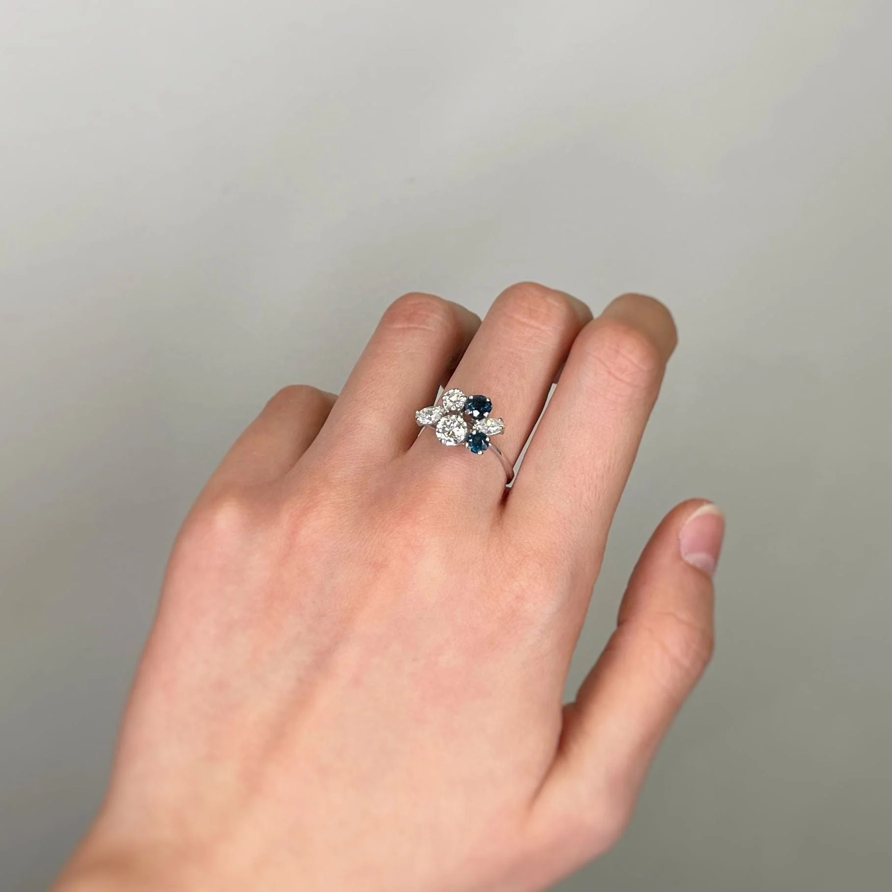 White gold, sapphires, diamonds ring - Image 4