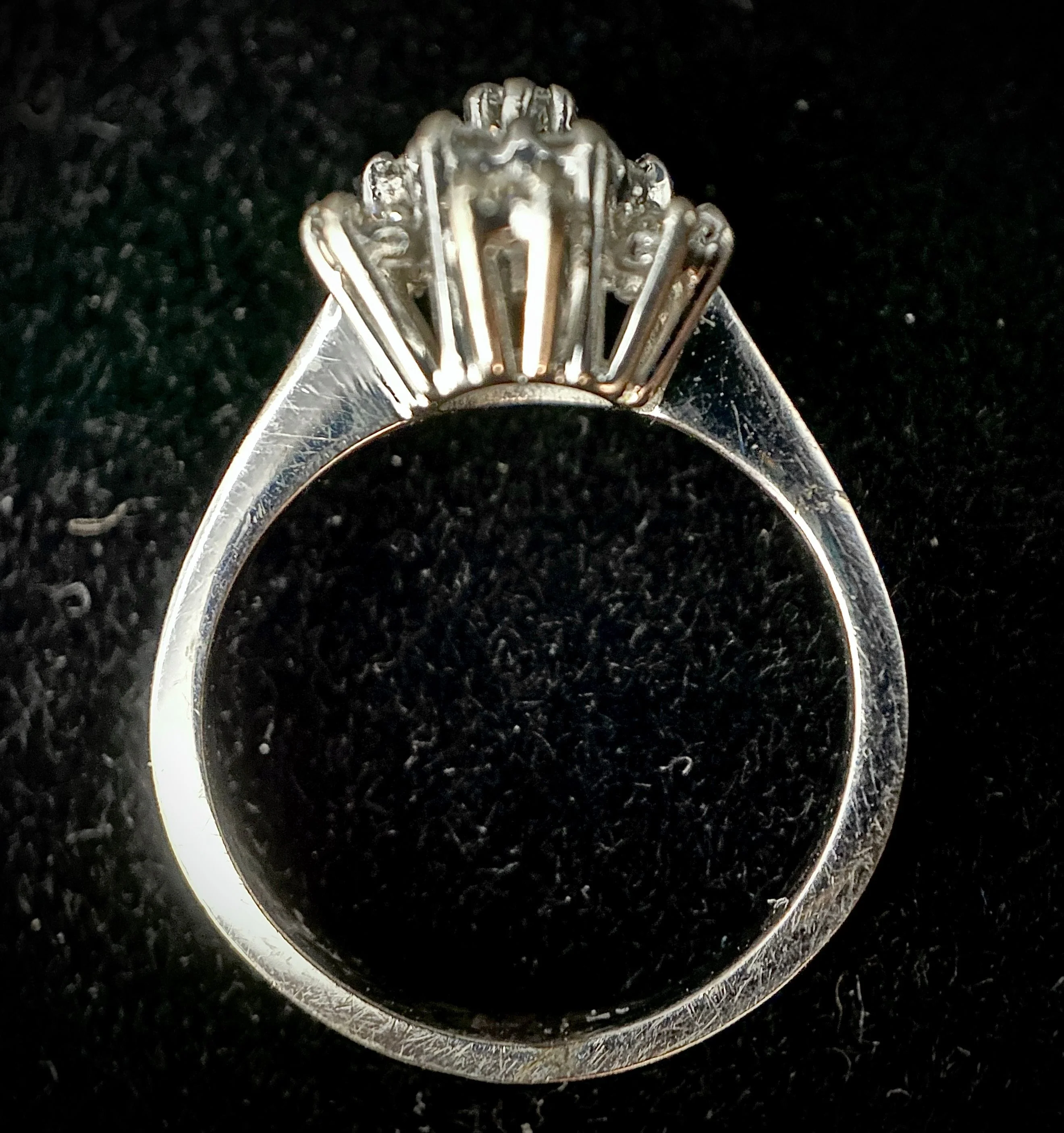 White gold flower ring with diamonds - Image 5