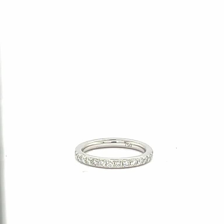 18k white gold ring with diamonds