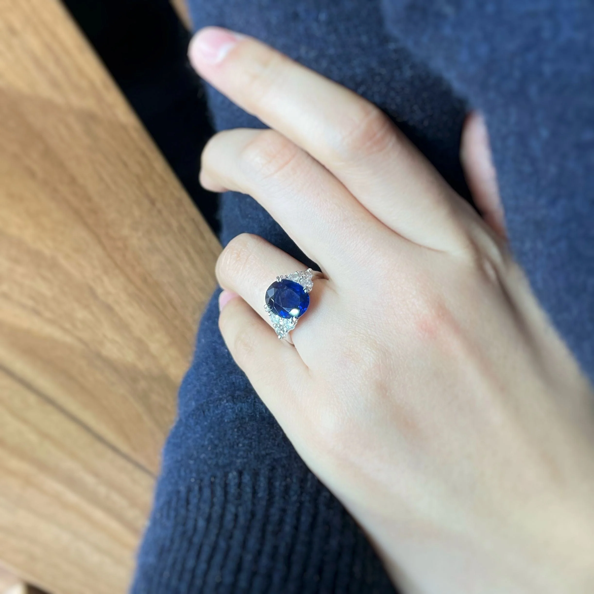 Gold ring with diamonds and sapphire - Image 4