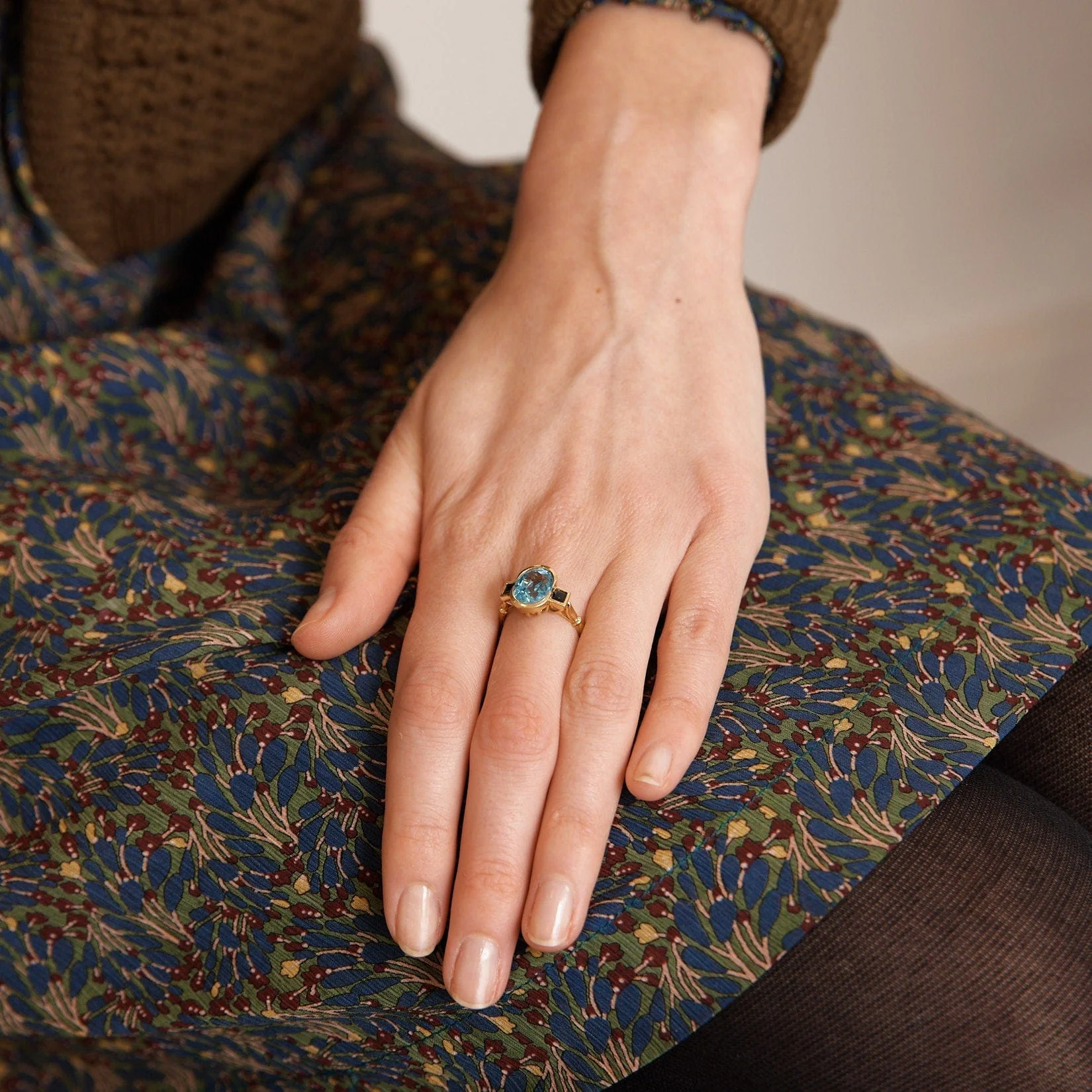 Topaz & sapphire yellow gold ring - Image 2