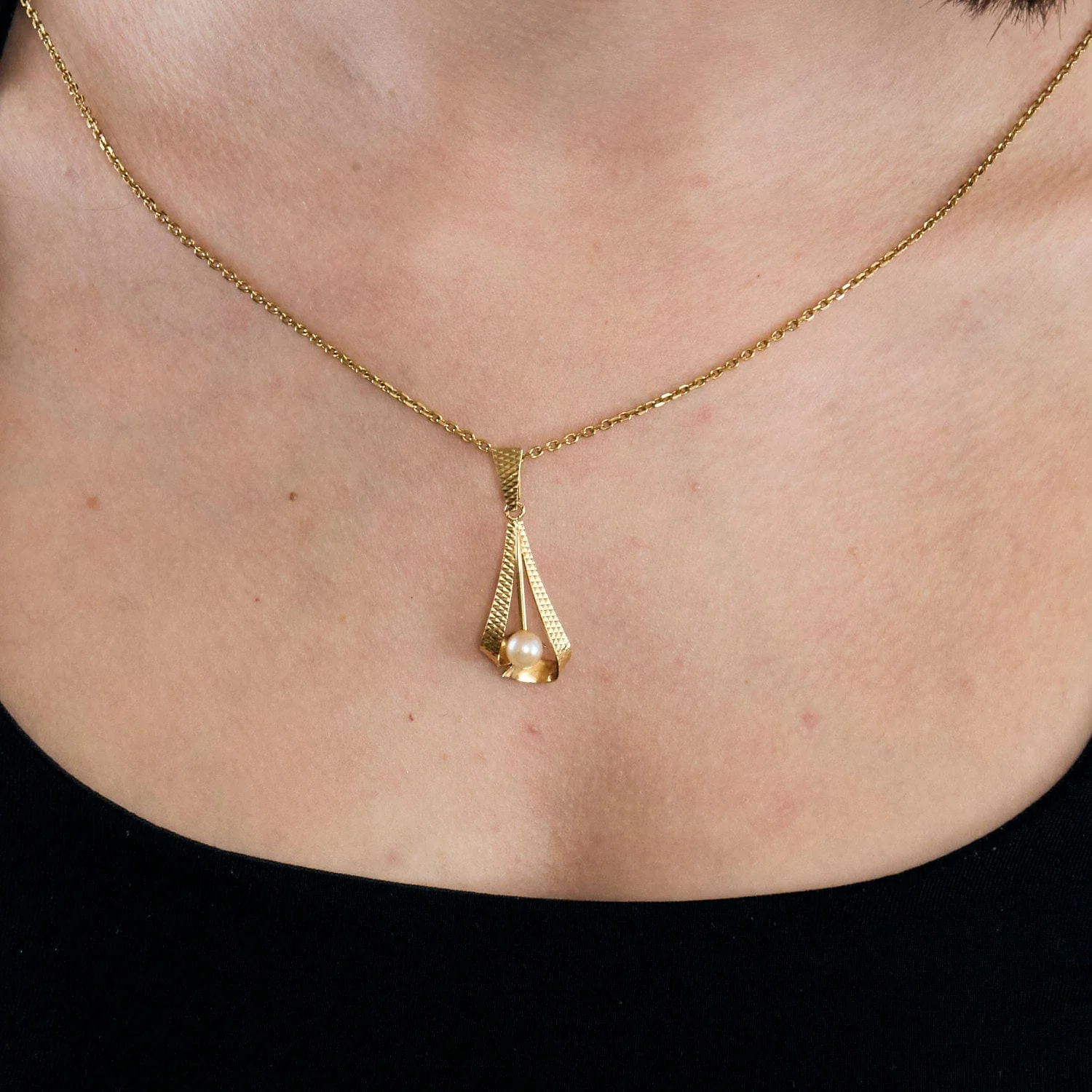 Yellow gold pearl pendant with Golden Fist - Image 2